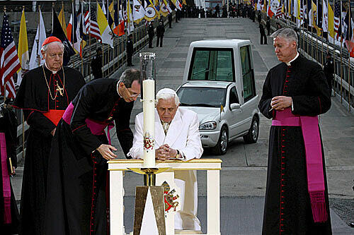 Das Kirchenoberhaupt kniet am Ground Zero