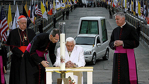 Das Kirchenoberhaupt kniet am Ground Zero Das Kirchenoberhaupt kniet am Ground Zero