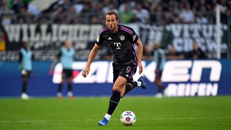 Bayerns Harry Kane spielt den Ball.