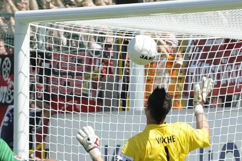 Nicht drin? Von wegen, der Kopfball von Stefan Reisinger war zum Entsetzen vom Mainzer Keeper Dimo Wache klar hinter der Linie. Trotzdem gab Schiedsrichter Kircher den Treffer nicht.
