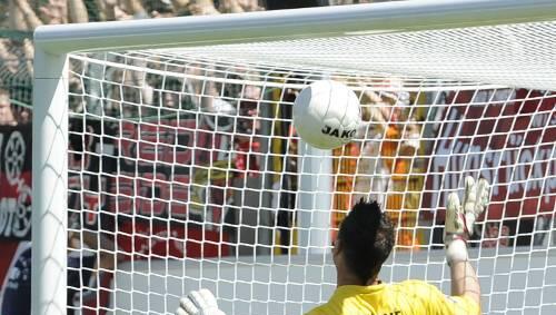 Nicht drin? Von wegen, der Kopfball von Stefan Reisinger war zum Entsetzen vom Mainzer Keeper Dimo Wache klar hinter der Linie. Trotzdem gab Schiedsrichter Kircher den Treffer nicht. Nicht drin? Von wegen, der Kopfball von Stefan Reisinger war zum Entsetzen vom Mainzer Keeper Dimo Wache klar hinter der Linie. Trotzdem gab Schiedsrichter Kircher den Treffer nicht.