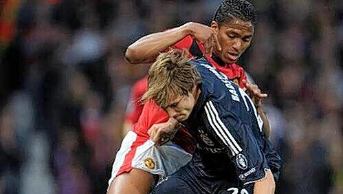 Mit ManUs Valencia hatte Badstuber (vorne) Probleme. Mit ManUs Valencia hatte Badstuber (vorne) Probleme.