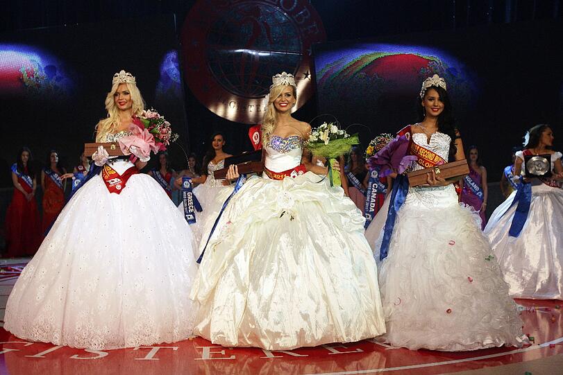 Die drei Finalistinnen (von links nach rechts) Michaela Gasparovicova (Miss Slovakia), Stephanie Ziolko (Miss Germany) und Edna Ferrin (Miss Columbia).