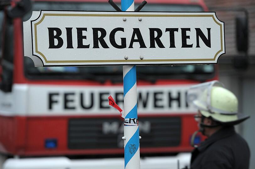 Bei einer Nürnberger Gaststätte explodierte ein Nebengebäude und verursachte großen Schaden. Die Ursache ist bisher nicht bekannt.