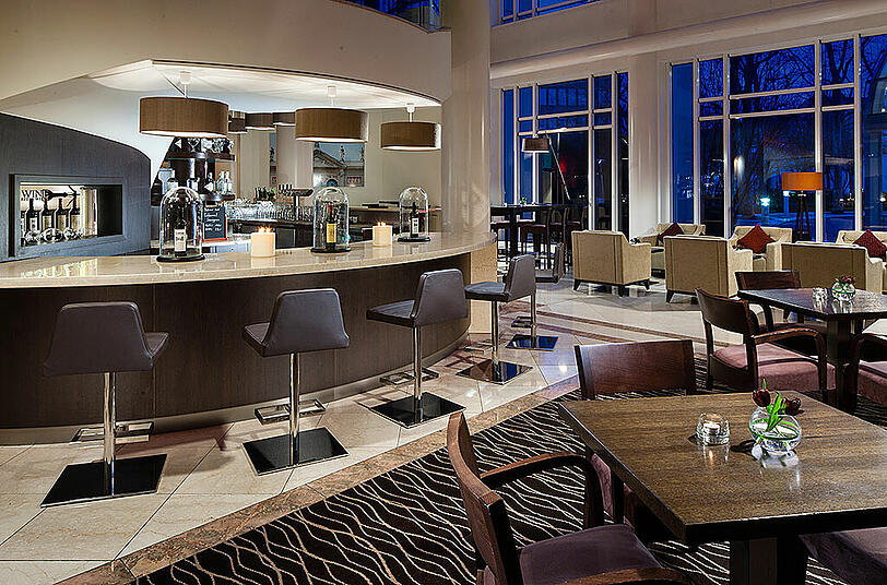 Die Bar in der Lobby des Marriott München