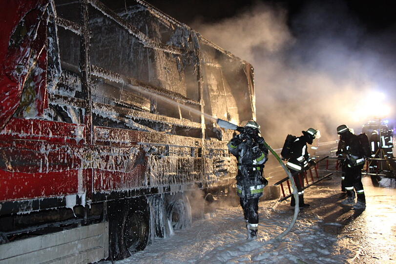 Auf der A94 steht ein Lkw in Flammen: Die Bilder vom Feuerwehreinsatz.