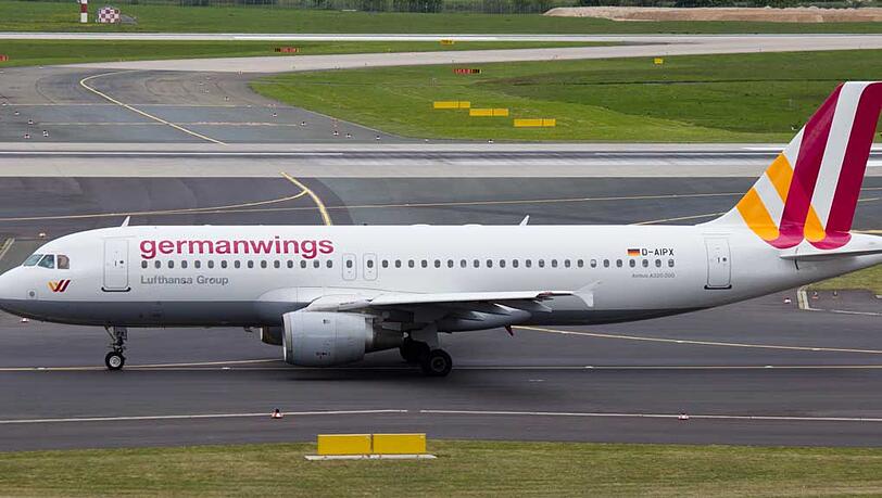 Ein Airbus A320 der Fluggesellschaft Germanwings mit der Registrierung D-AIPX rollt am 15.04.2014 über das Rollfeld vom Flughafen Düsseldorf. Genau dieses Flugzeug ist am Dienstag in Frankreich abgestürzt. Ein Airbus A320 der Fluggesellschaft Germanwings mit der Registrierung D-AIPX rollt am 15.04.2014 über das Rollfeld vom Flughafen Düsseldorf. Genau dieses Flugzeug ist am Dienstag in Frankreich abgestürzt.
