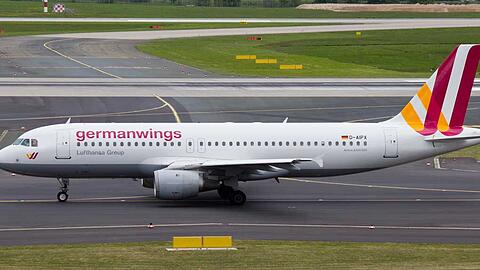 Ein Airbus A320 der Fluggesellschaft Germanwings mit der Registrierung D-AIPX rollt am 15.04.2014 über das Rollfeld vom Flughafen Düsseldorf. Genau dieses Flugzeug ist am Dienstag in Frankreich abgestürzt.