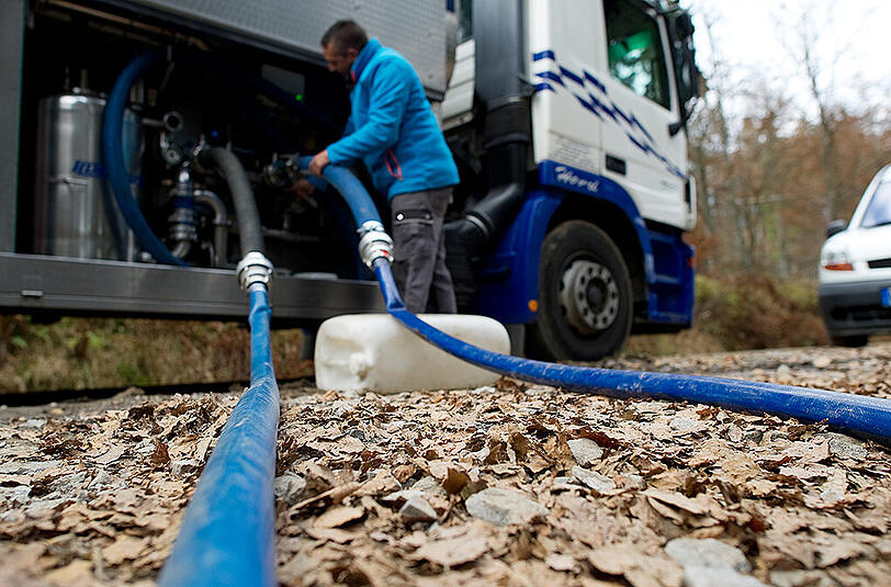Einigen Orten in Ostbayern, wie hier Mitterfirmiansreut geht das Trinkwasser aus. Sie müssen per Tanklaster versorgt werden.