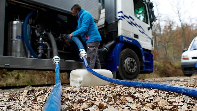 Einigen Orten in Ostbayern, wie hier Mitterfirmiansreut geht das Trinkwasser aus. Sie müssen per Tanklaster versorgt werden. Einigen Orten in Ostbayern, wie hier Mitterfirmiansreut geht das Trinkwasser aus. Sie müssen per Tanklaster versorgt werden.