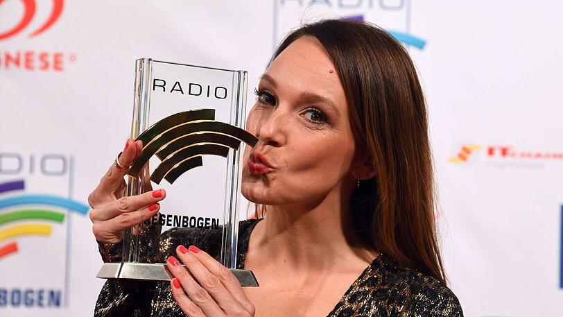 Carolin Kebekus, Preisträgerin Comedy 2018 bei den Radio Regenbogen Awards, kommt zur Verleihung der Awards in den Europa-Park.