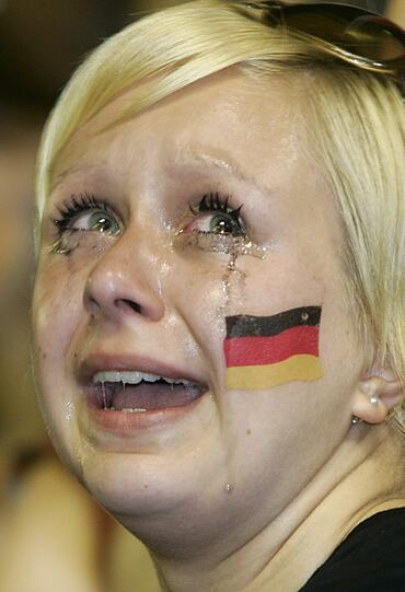 Doch wasserfest sollte die Farbe schon sein. Hoffentlich strapazieren die Damen unsere Nerven nicht so sehr wie die Herren des DFB.