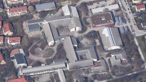 Das Schulzentrum an der Pfarrer-Grimm-Straße 1. Das Schulzentrum an der Pfarrer-Grimm-Straße 1.