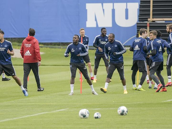 Hamburgs Spieler stehen zum Trainingsauftakt des HSV auf dem Platz. Foto: Axel Heimken/dpa/Archivbild