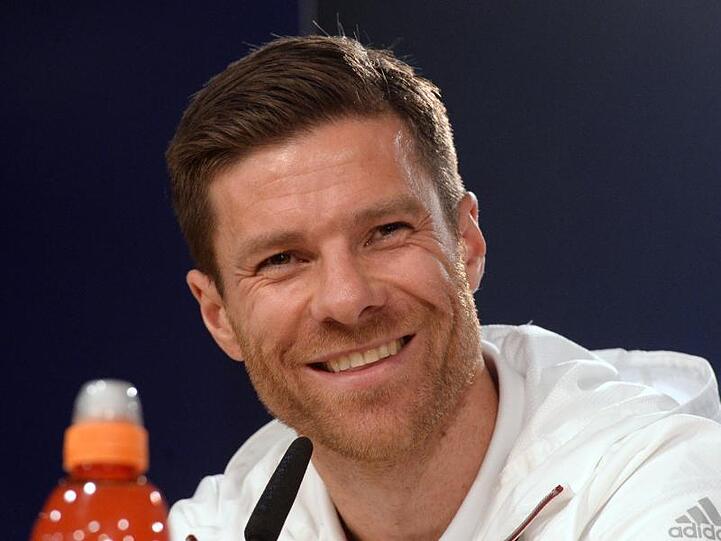 Der frühere Bayern-Profi Xabi Alonso nimmt an einer Pressekonferenz teil. Foto: Andreas Gebert/dpa/Archivbild