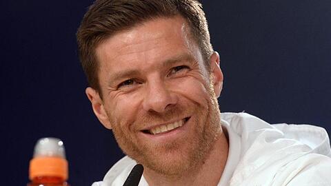 Der frühere Bayern-Profi Xabi Alonso nimmt an einer Pressekonferenz teil. Foto: Andreas Gebert/dpa/Archivbild