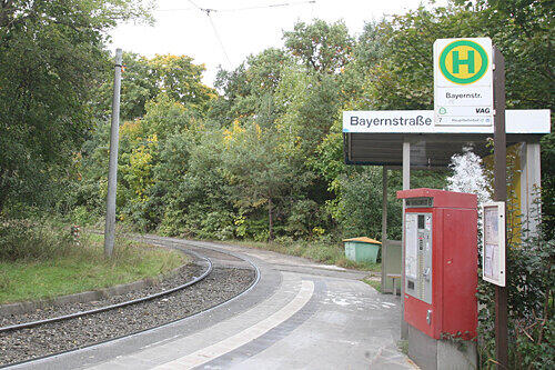Der Tatort: die mit viel Gebüsch umrahmte Wendeschleife der Straßenbahnhaltestelle in der Nürnberger Bayernstraße.