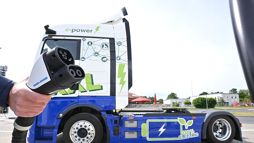 Der Ladebedarf für elektrische Lkw steigt laut einer Prognose des Fraunhofer-Instituts in den kommenden Jahren schnell an. (Archivbild) Der Ladebedarf für elektrische Lkw steigt laut einer Prognose des Fraunhofer-Instituts in den kommenden Jahren schnell an. (Archivbild)