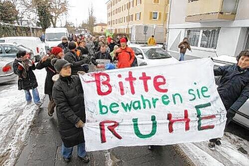 Zogen lautstark durch Gostenhof: Anwohner der Austraße protestierten gegen die geplante DB Regio-Werkstatt.