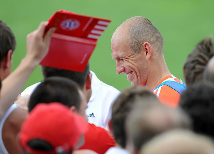 Wann kommt Martinez? Kommt er überhaupt? Die Gerüchte lassen die Bayern-Spieler kalt. Jetzt ist erstmal Training in der Sommer-Hitze angesagt. Die aktuellen Bilder von der Säbener.