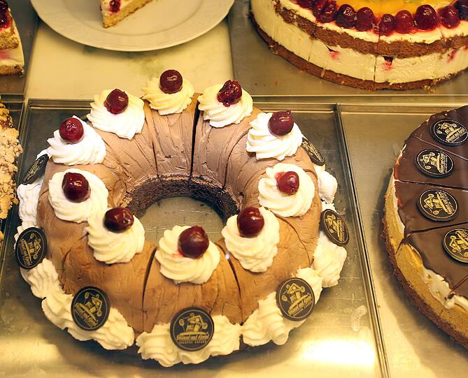 Die Torten sehen zuckerbombig aus &ndash; sind aber mit möglichst naturbelassenen Zutaten gebacken und deshalb verträglicher.