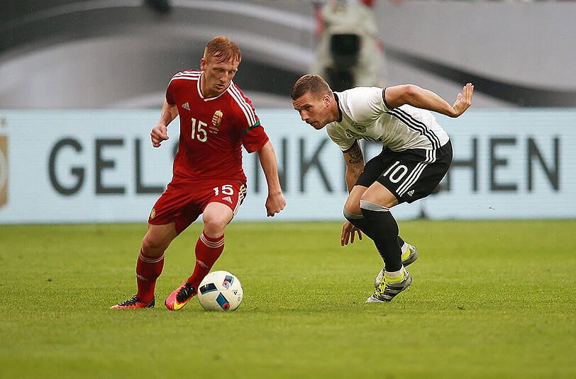 Wäre er einer für den TSV 1860? Der ungarische Nationalspieler Laszlo Kleinheisler, hier gegen Lukas Podolski im Trikot der DFB-Elf.