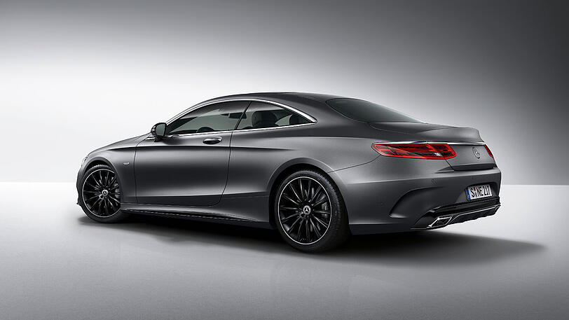 Gute Nacht: Optional ist das S-Klasse Coupé Night Edition in der Lackierung in Selenitgrau magno mit besonders hochwertigen Effektpigmenten zu haben.