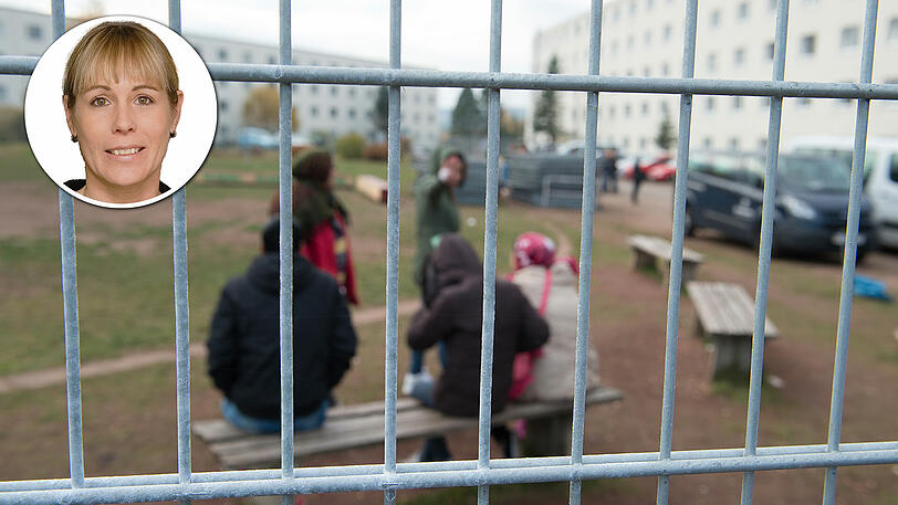 Eine Gruppe Flüchtlinge im Hof einer Erstaufnahme-Einrichtung. Wer keine Bleibeperspektive hat, soll künftig bis zum Abschluss des Verfahrens in einer solchen Einrichtung bleiben.