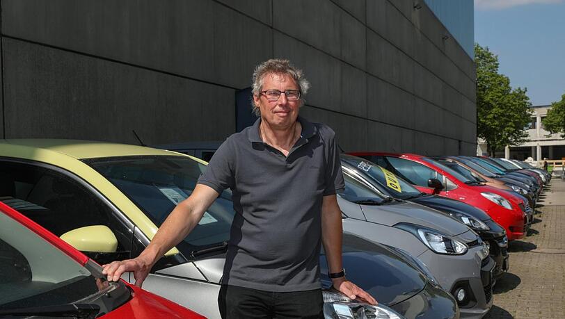 Autoverkäufer Harald Reiter vom Gebrauchtwarenzentrum Hemmerle hat keine Probleme mit der Diesel-Krise. Autoverkäufer Harald Reiter vom Gebrauchtwarenzentrum Hemmerle hat keine Probleme mit der Diesel-Krise.