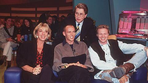 Frank Elstner (hinten) prägte Jahrzehnte der deutschen Fernsehgeschichte. Hier ist er unter anderem mit Stefan Raab (r.), einem weiteren Kollegen in TV-Rente, zu sehen.