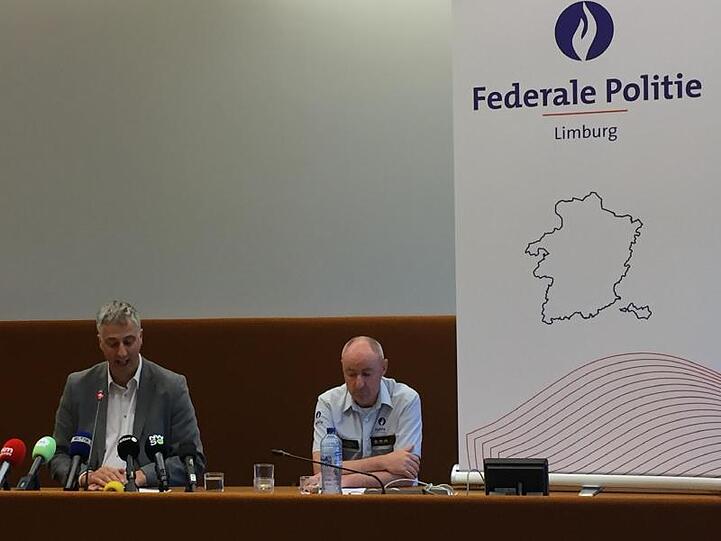 Staatsanwalt Guido Vermeiren (l) und Kris Vandepaer von der föderalen Kriminalpolizei Limburg, bei einer Pressekonferenz der Staatsanwaltschaft Hasselt zu der Entführung eines 13-jährigen Jungen.