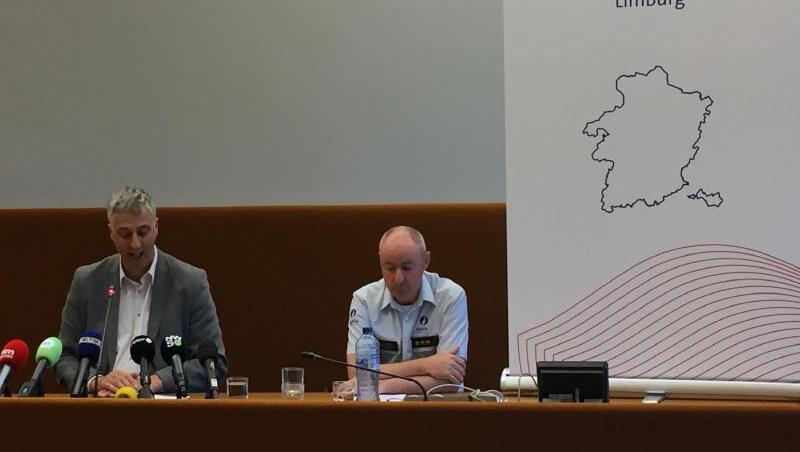 Staatsanwalt Guido Vermeiren (l) und Kris Vandepaer von der föderalen Kriminalpolizei Limburg, bei einer Pressekonferenz der Staatsanwaltschaft Hasselt zu der Entführung eines 13-jährigen Jungen. Staatsanwalt Guido Vermeiren (l) und Kris Vandepaer von der föderalen Kriminalpolizei Limburg, bei einer Pressekonferenz der Staatsanwaltschaft Hasselt zu der Entführung eines 13-jährigen Jungen.