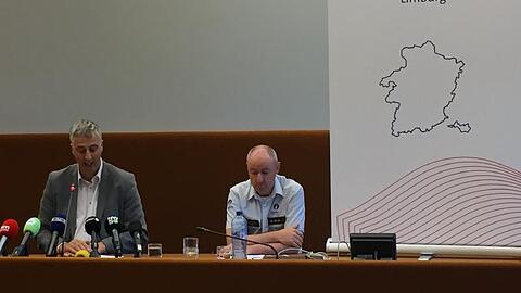 Staatsanwalt Guido Vermeiren (l) und Kris Vandepaer von der föderalen Kriminalpolizei Limburg, bei einer Pressekonferenz der Staatsanwaltschaft Hasselt zu der Entführung eines 13-jährigen Jungen.