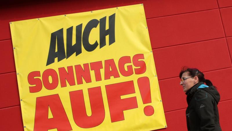 An einem Kaufhaus informiert ein Transparent über die Öffnung an Sonntagen. Foto: Bernd Wüstneck/dpa-Zentralbild/dpa/Symbolbild An einem Kaufhaus informiert ein Transparent über die Öffnung an Sonntagen. Foto: Bernd Wüstneck/dpa-Zentralbild/dpa/Symbolbild