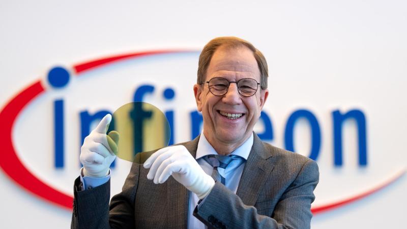 Reinhard Ploss, Vorstandsvorsitzender von Infineon, zeigt vor der Jahrespressekonferenz einen Wafer.