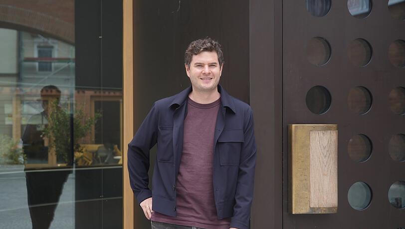 Der Satiriker, Autor und Podcaster Moritz Hürtgen am Volkstheater, einer seiner vielen Wirkungsstätten.
