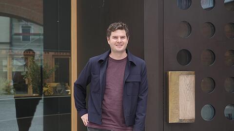Der Satiriker, Autor und Podcaster Moritz Hürtgen am Volkstheater, einer seiner vielen Wirkungsstätten.