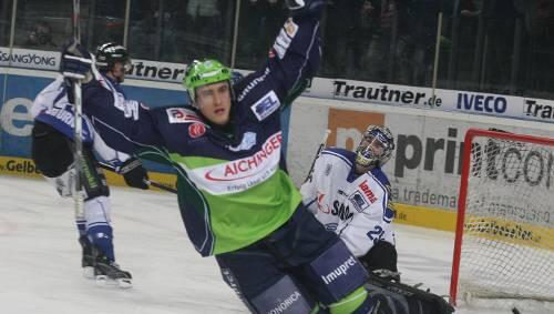 Eistiger David Cespiva bejubelt seinen Siegtreffer zum 4:3 gegen ingolstadt. Eistiger David Cespiva bejubelt seinen Siegtreffer zum 4:3 gegen ingolstadt.