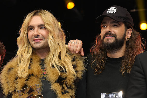 Im Gespräch mit Zwillingsbruder Tom (re.) erzählt Bill Kaulitz von einem Date in München. Wer der Mann ist, mit dem er sich getroffen hat, hält der Sänger geheim. Im Gespräch mit Zwillingsbruder Tom (re.) erzählt Bill Kaulitz von einem Date in München. Wer der Mann ist, mit dem er sich getroffen hat, hält der Sänger geheim.