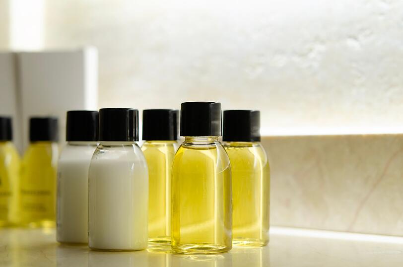 Dass die kleinen Shampoos, Duschgels und Seifen auf der Rangliste landen, kommt jetzt nicht überraschend - vielleicht haben Sie sie ja auch schon mal mitgehen lassen? Sie sind einfach sehr praktisch und können oft gut für weitere Reisen gebraucht werden. Inzwischen nutzen viele Hotels Spender anstatt der Mini-Produkte. Das ist deutlich nachhaltiger und beugt Diebstahl vor. Dass die kleinen Shampoos, Duschgels und Seifen auf der Rangliste landen, kommt jetzt nicht überraschend - vielleicht haben Sie sie ja auch schon mal mitgehen lassen? Sie sind einfach sehr praktisch und können oft gut für weitere Reisen gebraucht werden. Inzwischen nutzen viele Hotels Spender anstatt der Mini-Produkte. Das ist deutlich nachhaltiger und beugt Diebstahl vor.