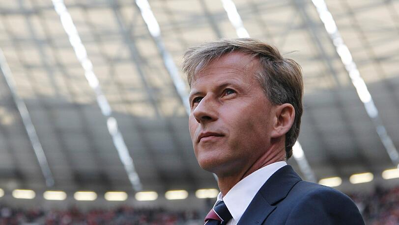 Andries Jonker reist direkt nach seinem ersten Spiel als Bayern-Cheftrainer nach Amsterdam zu seiner kranken Mutter. Andries Jonker reist direkt nach seinem ersten Spiel als Bayern-Cheftrainer nach Amsterdam zu seiner kranken Mutter.