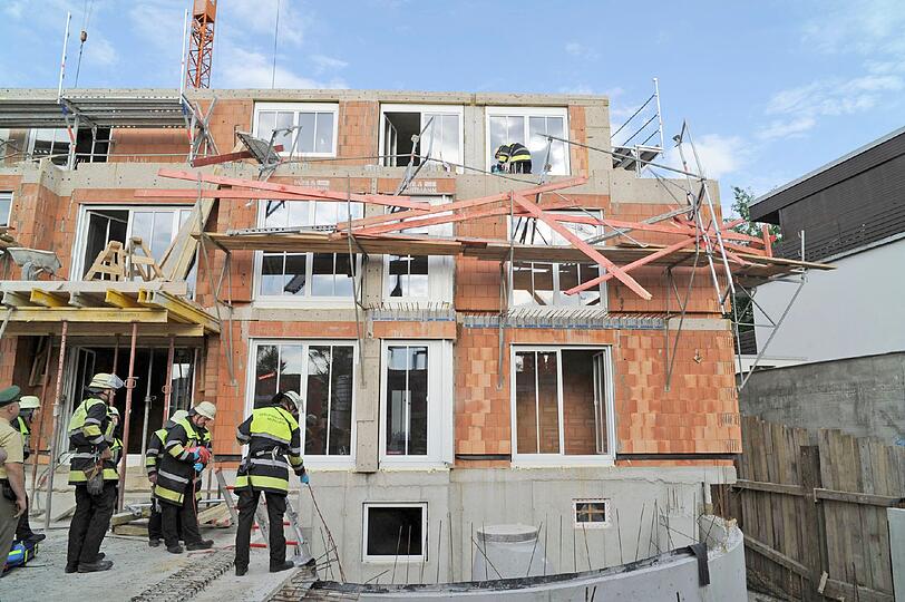 Hugo Troendle-Str.: Auf einer Baustelle stürzt ein Hängegerüst von etwa 15 Meter Länge ein. Drei Arbeiter stehen auf ihm. Zwei davon werden in die Tiefe mitgerissen und fallen ca. 8 Meter nach unten. Der andere Arbeiter bleibt auf Höhe der 1. Etage auf einem Gerüstteil liegen. Feuerwehr und Notärzte versorgen die Verletzten. Die Arbeiter kommen in Krankenhäuser.