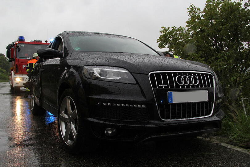 Einsatzkräfte an der Unfallstelle. An dem Audi ist ein Sachschaden von 35.000 Euro entstanden und der Fahrer ist seinen Führerschein erstmal los.