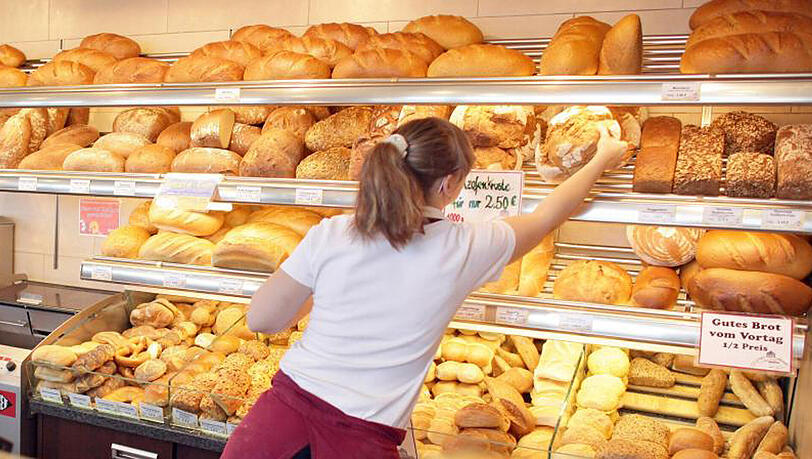 Eine Verkäuferin in einer Bäckerei. Vor allem Frauen sind in einer Teilzeitbeschäftigung. Eine Verkäuferin in einer Bäckerei. Vor allem Frauen sind in einer Teilzeitbeschäftigung.