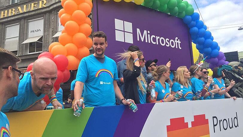 Viele Unternehmen schwenkten die Regenbogenflagge.
