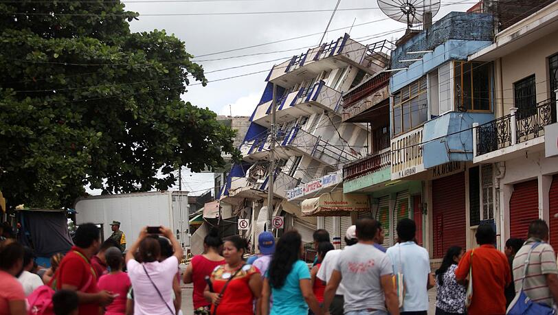 Anwohner von Matias Romero stehen vor einem teilweise zusammengestürzten Hotel in Oaxaca, Mexiko. Das Jahrhundert-Erdbeben der Stärke 8,2 hat Millionen Mexikaner im Schlaf überrascht. Anwohner von Matias Romero stehen vor einem teilweise zusammengestürzten Hotel in Oaxaca, Mexiko. Das Jahrhundert-Erdbeben der Stärke 8,2 hat Millionen Mexikaner im Schlaf überrascht.