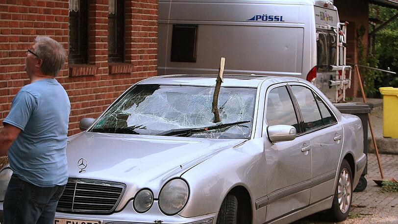 Ein Tornado hat im Raum Viersen am Niederrhein am Mittwochabend nach Behördenangaben eine "Schneise der Verwüstung" angerichtet. Mindestens ein Mensch wurde bei dem Unwetter schwer verletzt.