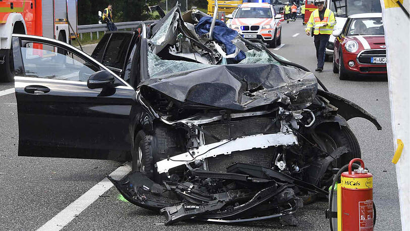 Der Mercedes wurde komplett zerstört, der Fahrer erlitt schwere Verletzungen. Die Bilder vom Unfallort auf der A95.
