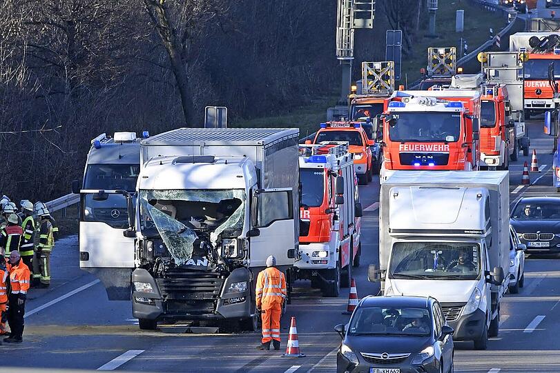 Ein Tiertransporter ist am Dienstag auf der A99 in einen Sattelzug gekracht. Zwei Personen wurden dabei leicht verletzt.