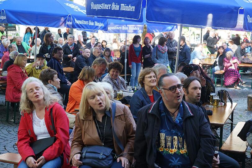 Hier wird gerockt und geswingt! Elvis' Todestag wurde am Rotkreuzplatz ausgelassen gedacht.